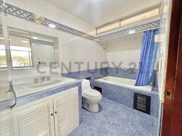 Venta de Casa en Surco | 2 Pisos + Azotea | Ubicación Estratégica
