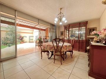 Venta de Casa en Surco | 2 Pisos + Azotea | Ubicación Estratégica