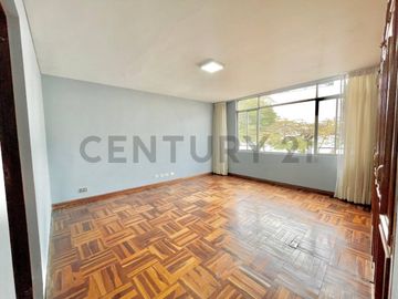Venta de Casa en Surco | 2 Pisos + Azotea | Ubicación Estratégica