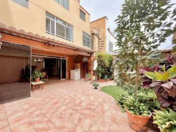 Venta de Casa en Surco | 2 Pisos + Azotea | Ubicación Estratégica