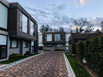 Venta casa Cumbayá, 3 dormitorios, conjunto con piscina