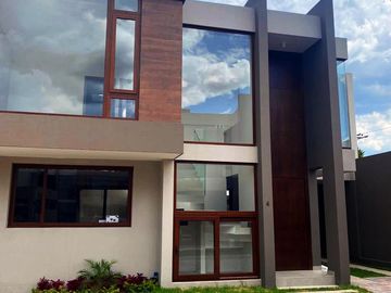 Venta casa Cumbayá, 3 dormitorios, conjunto con piscina