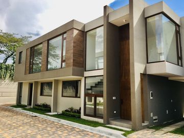 Venta casa Cumbayá, 3 dormitorios, conjunto con piscina