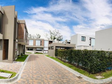 Venta casa Cumbayá, 3 dormitorios, conjunto con piscina