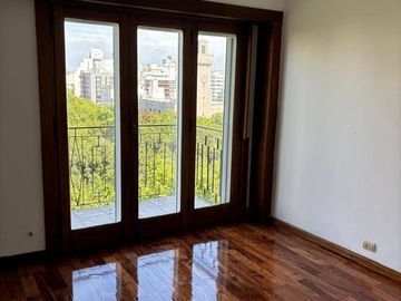 Departamento 3 ambientes a la calle con balcon frances y saliente