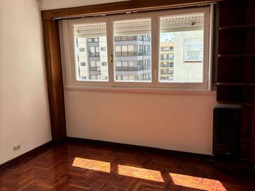 Departamento 3 ambientes a la calle con balcon frances y saliente