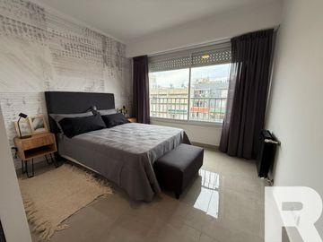 Departamento de 3 ambientes a la calle con balcón y habitación en suite