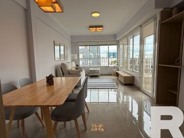 Departamento de 3 ambientes a la calle con balcón y habitación en suite