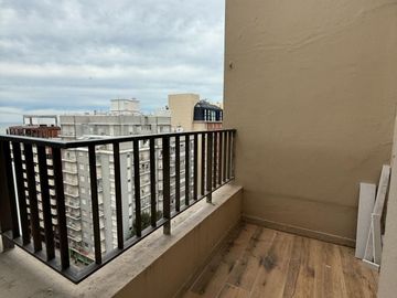 Departamento de 3 ambientes a la calle con balcón y habitación en suite