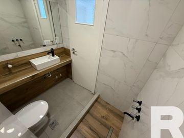 Departamento de 3 ambientes a la calle con balcón y habitación en suite