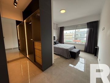 Departamento de 3 ambientes a la calle con balcón y habitación en suite