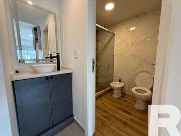 Departamento de 3 ambientes a la calle con balcón y habitación en suite