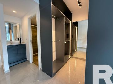 Departamento de 3 ambientes a la calle con balcón y habitación en suite
