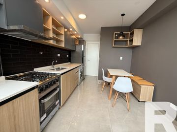 Departamento de 3 ambientes a la calle con balcón y habitación en suite