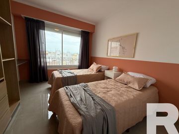 Departamento de 3 ambientes a la calle con balcón y habitación en suite