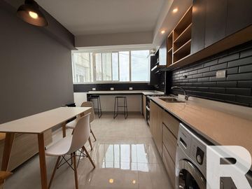 Departamento de 3 ambientes a la calle con balcón y habitación en suite