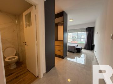 Departamento de 3 ambientes a la calle con balcón y habitación en suite