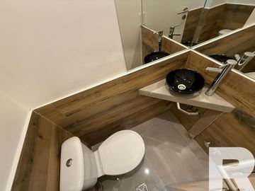 Departamento de 3 ambientes a la calle con balcón y habitación en suite