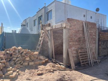 VENTA CASA 3 HAB. Y 2 BAÑOS Bº PRIVADO - MAIPÚ