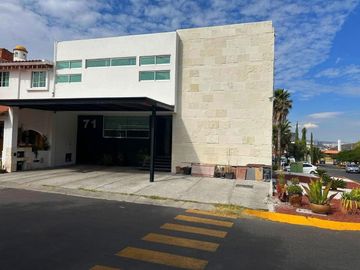 Casa en Venta en Centro Sur con Roof Garden y Sótano, Diseño de Autor