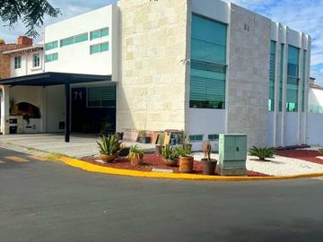 Casa en Venta en Centro Sur con Roof Garden y Sótano, Diseño de Autor