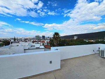 Casa en Venta en Centro Sur con Roof Garden y Sótano, Diseño de Autor