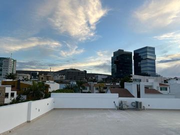 Casa en Venta en Centro Sur con Roof Garden y Sótano, Diseño de Autor