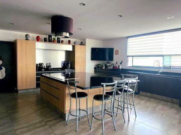 Casa en Venta en Centro Sur con Roof Garden y Sótano, Diseño de Autor