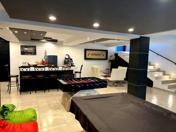 Casa en Venta en Centro Sur con Roof Garden y Sótano, Diseño de Autor