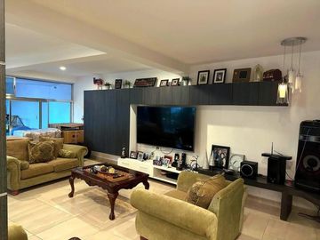 Casa en Venta en Centro Sur con Roof Garden y Sótano, Diseño de Autor