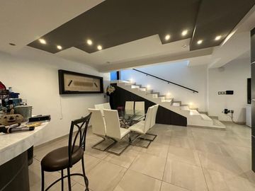 Casa en Venta en Centro Sur con Roof Garden y Sótano, Diseño de Autor