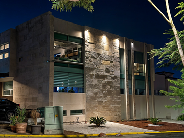 Casa en Venta en Centro Sur con Roof Garden y Sótano, Diseño de Autor