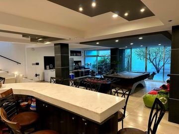 Casa en Venta en Centro Sur con Roof Garden y Sótano, Diseño de Autor
