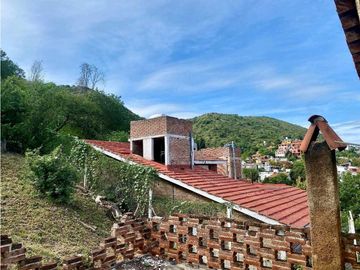 CASA A RECICLAR CON BUENA ESTRUCTURA. BARRIO MALVINAS