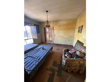 CASA A RECICLAR CON BUENA ESTRUCTURA. BARRIO MALVINAS