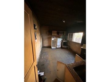 CASA A RECICLAR CON BUENA ESTRUCTURA. BARRIO MALVINAS