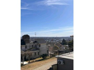 CASA A RECICLAR CON BUENA ESTRUCTURA. BARRIO MALVINAS