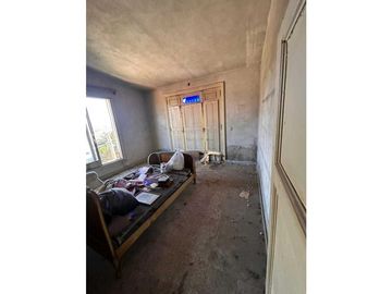 CASA A RECICLAR CON BUENA ESTRUCTURA. BARRIO MALVINAS