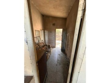 CASA A RECICLAR CON BUENA ESTRUCTURA. BARRIO MALVINAS