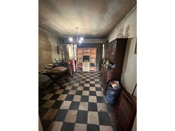 CASA A RECICLAR CON BUENA ESTRUCTURA. BARRIO MALVINAS