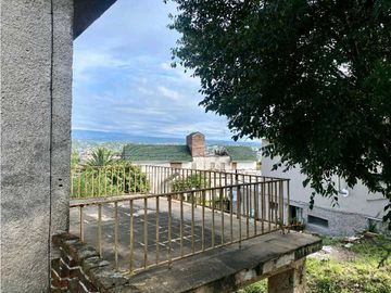 CASA A RECICLAR CON BUENA ESTRUCTURA. BARRIO MALVINAS