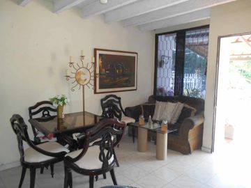 Casa residencial amplia para invertir con buena ubicación