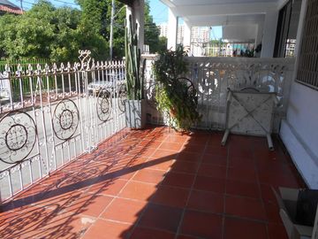 Casa residencial amplia para invertir con buena ubicación