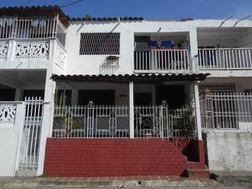 Casa residencial amplia para invertir con buena ubicación