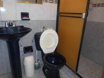 Casa residencial amplia para invertir con buena ubicación