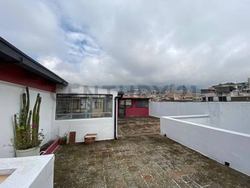Venta Casa con Amplia Terraza Vista Panorámica en el Centro Histórico San Blas