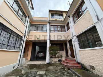 Venta Casa con Amplia Terraza Vista Panorámica en el Centro Histórico San Blas
