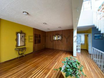 Venta Casa con Amplia Terraza Vista Panorámica en el Centro Histórico San Blas