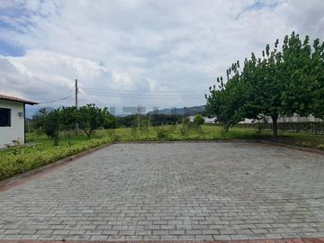 Casa con terreno 1008 m2 de Venta en Guayllabamba