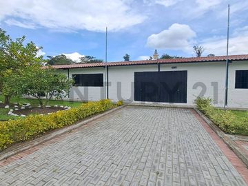 Casa con terreno 1008 m2 de Venta en Guayllabamba